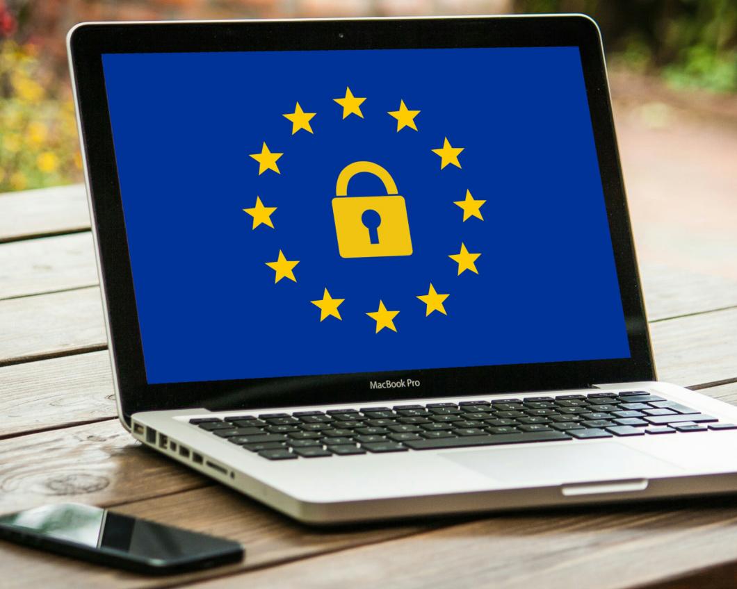 Laptop met een schermafbeelding van een Europese vlag met een geel slot in het midden.