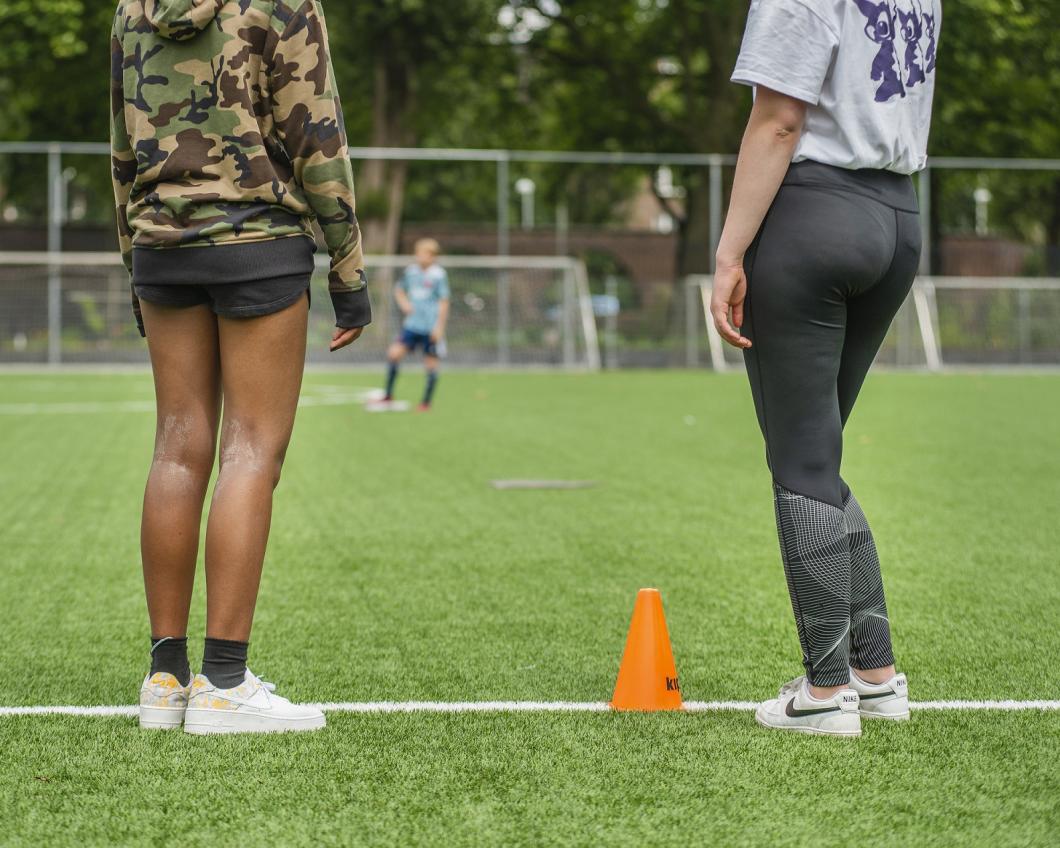 Sportveld met kinderen