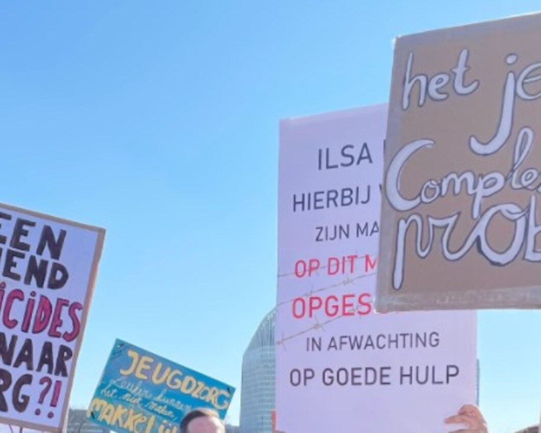 demonstratieborden tegen bezuinigingen jeugdzorg