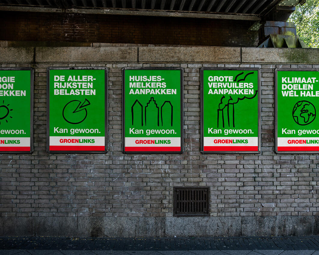GroenLinks-posters onder een viaduct