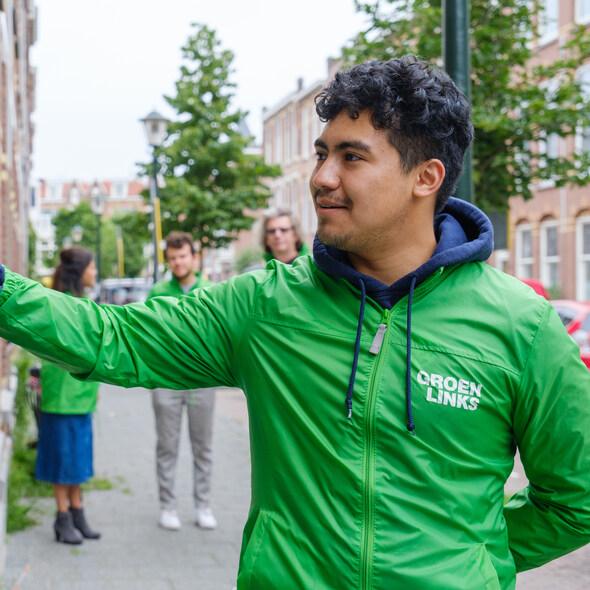 een groenlinksvrijwilliger belt aan bij een buurtbewoner