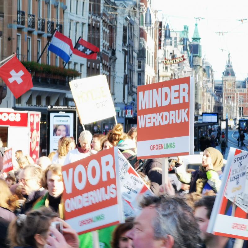 Protestborden van GroenLinks met daarop 'Voor onderwijs' bij de onderwijsstaking in Amsterdam